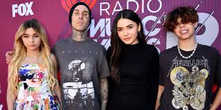 Alabama luella barker(@alabamaluellabarker)'in paylaştığı bir gönderi (4 mar, 2020, 11:52öö pst) she is roughly 5′ 0″ inches tall and weighs around 53 kg. Who Is Alabama Luella Barker Wiki Biography Age Boyfriend Height