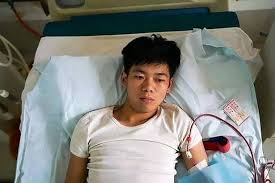 In 2011, 17-year-old Wang Shangkun sold his kidney on the black market and used the money to buy an iPhone 4 and iPad 2. Now, 11 years later, the 28-year-old man's remaining