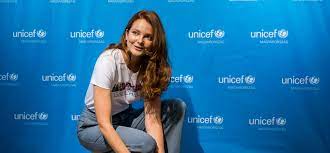 In 2010 she achieved the miss universe in hungary, where she was crowned best fashion designer, which came in first place behind american miss universe. Velvet Gumicukor Mihalik Eniko Szerelme Utan Edesanyjat Is Megmutatta