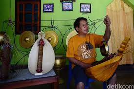 Selain itu juga banyak menggunakan penambahan instrumen seperti gitar, keyboard, piano, dan juga synthesizer. 6v7zvyc Xhmbm