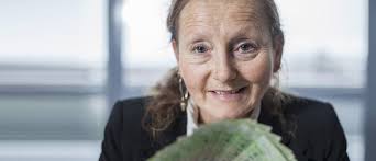 CEO pay rates puzzle, InBrief, Otago Magazine