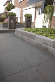 Betonplatten Smartton In Der Farbe Mount Everest 60x60 Mauerstein Lineablock In Der Farbe Bla Terrasse Pflastern Terrasse Bepflanzen Garten Landschaftsbau