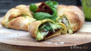 Tomate Mozzarella Caprese Im Croissantteig Livingbbq De Rezept Tomate Mozzarella Rezepte Croissant Teig
