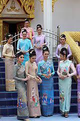 Kamu tentu tidak asing dengan kimono, pakaian tradisional jepang dengan model yang khas. Traditional Thai Clothing Wikipedia