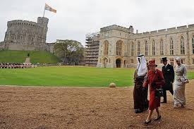El castillo de windsor es un bonito palacio real situado en la ciudad de windsor (berkshire) y que puede visitarse fácilmente desde londres. A Isabel Ii Se Le Inunda El Palacio De Windsor Loc El Mundo