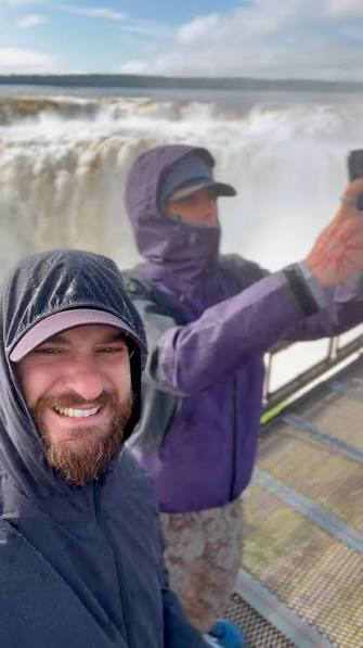 ▶️ UN CAMPEÓN DE LA PREMIER LEAGUE EN IGUAZÚ Las Cataratas del Iguazú sumaron en los últimos días un visitante de renombre internacional. Se trata de Riccardo Calafiori, futbolista del Arsenal de