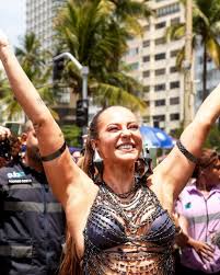 Paolla Oliveira marca presença em trio elétrico de Diogo Nogueira e cai no  samba