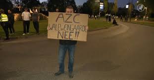 Bewoners demonstreren tegen komst AZC naast school voor speciaal onderwijs in Apeldoorn