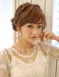 髪を下ろすよりも小顔効果 3キロに見えちゃう小顔ヘアアレンジ 2ページ目 mery メリー ウェディング ヘアスタイル 結婚式 ヘアアレンジ ミディアム 小顔 ヘアアレンジ
