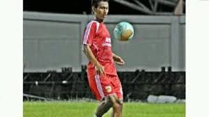 Gheorghe hagi of romania holds off paulo sousa of portugal during the euro 2000 qualifier at the steaua stadium in bucharest, romania. Hagi Permana Dilirik Klub Divisi Utama Tribunnews Com Mobile