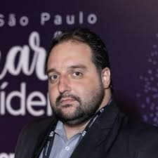 Já ouviu falar no “Chief of Staff”? Não é assistente, nem CEO, mas talvez o  elo mais estratégico entre os dois Nascido nos bastidores da política  americana, esse cargo está dominando o