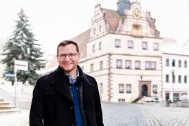 Last one laughing treten verschiedene comedians im kampf um 50.000 euro preisgeld für einen guten zweck gegeneinander an. Robert Zillmann Burgermeister Fur Colditz Bewahrediezeit De