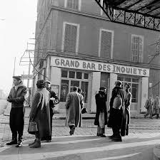 Marseille En 1956 Scenes De La Vie Quotidienne Le Grand Bar Des Inquiets Bd Oddo Keystone Getty Images Marseille Photos Facade Boutique