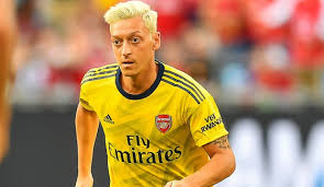 Dünyaca ünlü yıldız futbolcu mesut özil, kendisini renklerimize bağlayan 3,5 yıllık anlaşmaya imzayı attı. Fenerbahce De Mesut Ozil Heyecani Tum Spor Haber