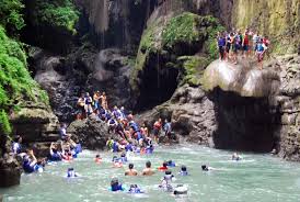 Green canyon pangandaran sebenarnya lebih dikenal dengan nama cukang taneuh oleh masyarakat sekitarnya. Green Canyon