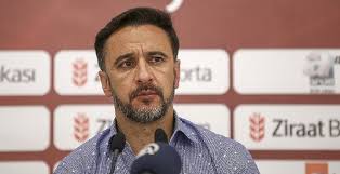 Jun 11, 2021 · ligin en genç takımında giydiği ateşten gömlek bordo mavi afişlere sığmış ve sezon filminin öznesi olmuştur. Vitor Pereira Iyi Bir Avantaj Elde Ettik