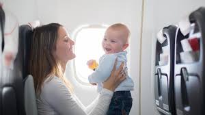 Wie fliegt ein baby am sichersten und bequemsten? Fliegen Mit Baby Was Mussen Eltern Bei Einer Flugreise Mit Dem Kind Beachten