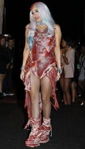 Attention les yeux, pièce unique de viande. Robe En Viande De Lady Gaga Papilles Et Pupilles