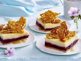 Ein fruchtiger kuchen vom blech mit kirschen, buttercreme und schokolade #kaffeetafel #teatime #kaffeeundkuchen. Rezept Fur Aperol Kuchen Mit Fruchtigen Beeren Wunderweib