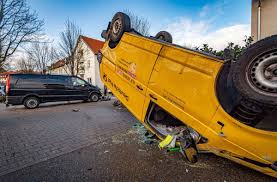 Cassandra steen darum leben wir stadt. Verkehrsunfall In Unterensingen Transporter Uberschlagt Sich Fahrerin Schwer Verletzt Kreis Esslinger Zeitung