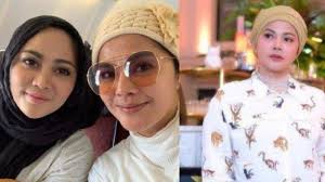 Bayi selebgram rachel vennya kembali mendapat perlakuan tak menyenangkan dari netizen, namun kali ini para sahabatnya tak terima dan menyerang balik pelaku bully. Sosok Vien Tasman Ibu Rachel Vennya Yang Tertipu Rp 1 Miliar Cerai Saat Anak Kecil Lalu Nikah Lagi Surya