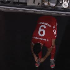 In der saison 2019/20 gelang dem fc bayern münchen mit dem. Robert Lewandowski Football Gif By Fc Bayern Munich Find Share On Giphy