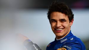 Lando norris helpt zijn mecaniciens een handje na gp hongarije. Gemvzrataxnpkm