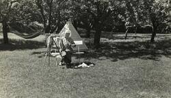 Fullmektig på Bogstad gård, Eivind Holte, i skogen på ukjent sted. -Bogstad  Gård