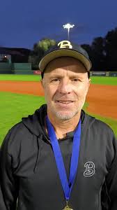 Další paráda v podání české obrany. Tentokrát v hlavní roli Michael Senay,  jenž zastavil těžký míč a přihodil na první metu. Wow!