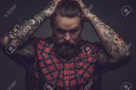 Related article to männer mit bart und tattoos. Brutal Mann Mit Bart Und Tattoos Halt Seinen Kopf Auf Grauem Hintergrund Isoliert Lizenzfreie Fotos Bilder Und Stock Fotografie Image 46987559
