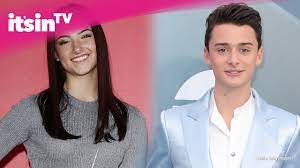 He began acting professionally at a young age by appearing in television commercials. So Krass Schwarmt Charli D Amelio Von Stranger Things Star Noah Schnapp Youtube