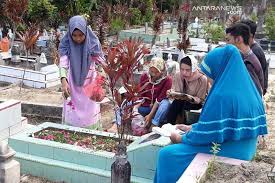 Juga, untuk menjadi bahan renungan bagi para generasi penerus masa kini dan masa yang akan datang, betapa tingginya rasa patriotisme dan semangat nasionalisme yang menjadi dasar perjuangannya, ungkapnya. Tradisi Ziarah Kubur Berkah Bagi Penjual Bunga Antara News Kepulauan Riau Berita Kepulauan Riau Terkini