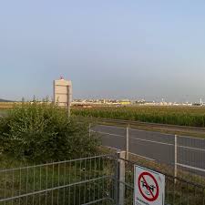 Der einzige grund hier nochmals her zukommen wäre für mich die aussicht auf die startbahn auf den flughafen. Wok Haus 3 Tipps Von 82 Besucher