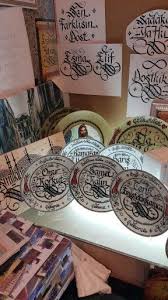 Porselen Tabak Uzerine Kaligrafi Hat Yazi Salihulker Ebruhat Com Hediyelik Sanat Calligrafy Love Sevgi Hediye Hz Ali Yazi Sanati Sanat Tezhip