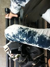 Black And Blue Tie Dye Pants Make Your Own Tie Dye Jeans Thefashionguitar Diy Tie Dye Jeans Tie Dye Diy Bleach Jeans Diy