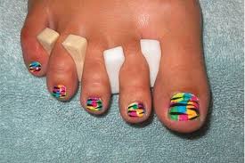Este modelo de uñas pintadas de los pies puede ser usado en navidad (puedes ver uñas con decoracion navideña) o los pies pueden decorarse igual que nuestras manos sin importar la variedad de formas que podemos encontrar unos. Dedos De Los Pies De Neon Disenos De Unas Pies Arte De Unas De Pies Manos Y Pies
