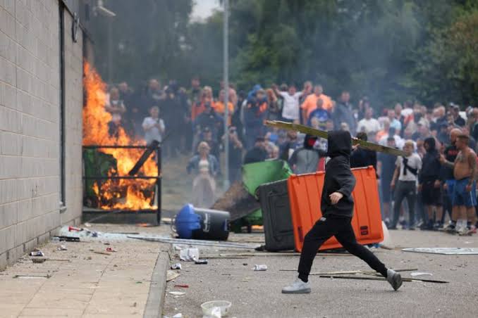 UK police clash with far-right rioters who tried to storm hotel housing asylum seekers | PBS News