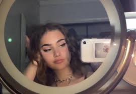 Mettersi fard, cipria e rossetto per uscire e alla fine ricordarsi che tanto sarà tutto nascosto dalla mascherina! Gigi Borgese On Instagram Imagine Having Good Quality Pics Really Pretty Girl Cool Hairstyles Friend Photoshoot