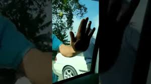 Bengang kena hon, abang botak hayun helmet hentak cermin kereta. Pakcik Botak Macam Joe Flizzo Pecahkan Cermin Kereta Youtube