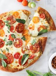 Pesto Pizza With Fresh Tomatoes And Mozzarella Com Imagens Receitas Receitas Saborosas Gastronomia