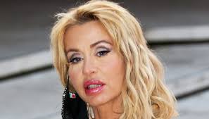 Serena bortone, positiva al coronavisrus, ha spiegato di essere in isolamento a casa e senza sintomi. Serena Bortone Intervista A Valeria Marini Questa Non E Educazione La Marini Resta In Silenzio E In Studio Cala Il Gelo Baritalia News