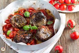 Le melanzane ripiene sono melanzane ripiene con uova, pan grattato, formaggio grana o la melanzana, originaria dell'india, viene introdotta dagli arabi all'inizio del iv secolo e quindi non ha un. Melanzane Ripiene Alla Messinese Cotte Al Forno Con Pomodori E Cipolla