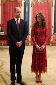 Kate i william przebrali się po ceremoni ślubnej. Usmiechnieci Ksiaze William I Ksiezna Kate Zabawiaja Gosci W Palacu Buckingham Foto Princess Kate Middleton Kate Middleton Dress Duke And Duchess
