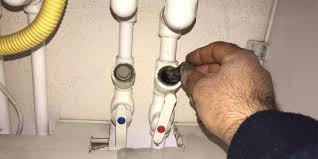 Vananın çıkışının sıcak su tesisatına olan bağlantısını iptal edip, vananın çıkışından mutfaktaki kombiye kadar boru döşeteceğim. Kombi Su Kacagi Tespiti Dinamik Tesisat