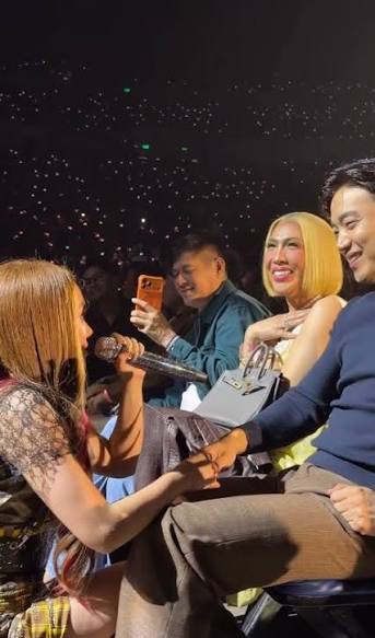 Ryan "OPPA" Bang kinantahan ni Yeng Constantino sa kanyang concert.  Nagbigay ng kilig si Yeng nang bumaba siya sa stage para haranahin si Ryan  Bang sa kanyang “Biyaheng Bente” concert. 🎤💕 Lalong