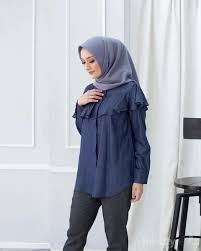 Penggunaan baju muslim bagi beberapa orang dikenal dengan gayanya yang kuno dan tidak modis. Simpel Dan Manis Model Atasan Muslimah Ini Sedang Laris Di Awal Tahun 2018 Ini