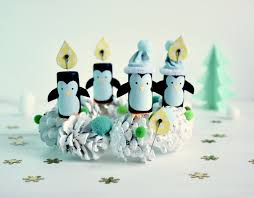Adventskranz Fur Kinder Aus Korken Und Kiefernzapfen Selber Machen Heimatdinge Basteln Mit Kindern Basteln Mit Kindern Weihnachten Basteln Mit Naturmaterialien