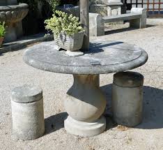 Cette Table Ronde En Pierre Patinee De Provence Est Une Charmante Petite Table Ideale Pour Amenager Un Petit Co Mobilier Jardin Parement Pierre Interieur Table