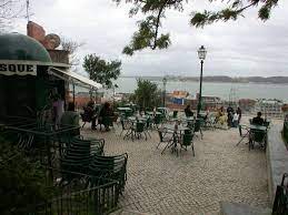 The property is well located and the staff is really nice. Miradouro De Santa Catarina