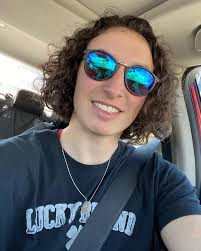 After years of growing out the luscious locks I was finally able cut off 12  inches of hair to donate to @angelhair4kids .Thank you @fringehairinc for  the cut. ✂️ Swipe to see